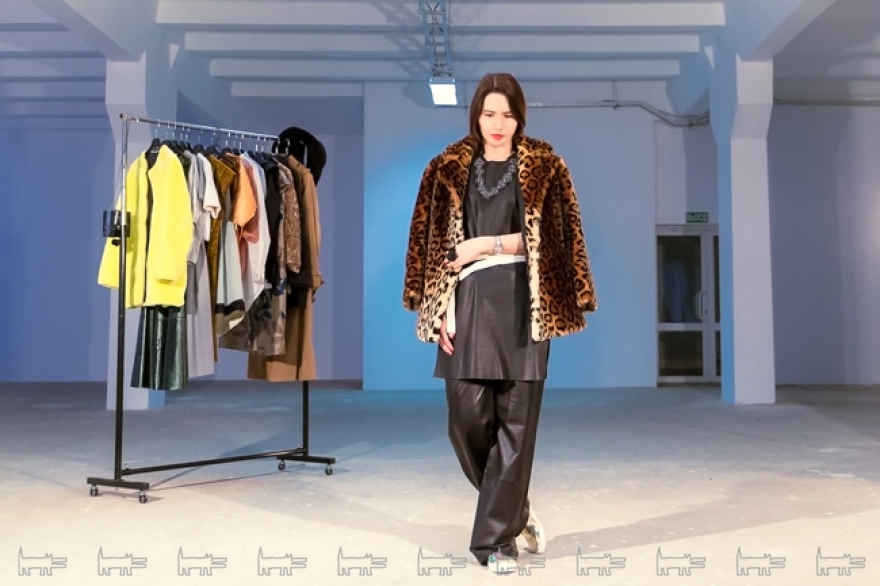 Брюки и блуза из кожи Zara Studio, леопардовая шуба из секонд-хенда.