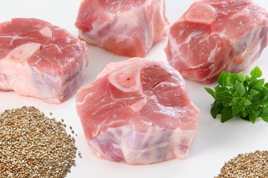 Оссо буко с гречотто Игорь Корнев, шеф-повар ресторанной группы Parusa RMC Говяжью голень замариновываем с солью, перцем и лавровым листом, после