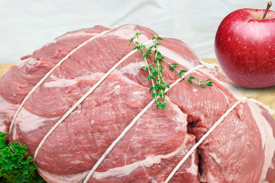 Медальоны из бараньей ноги с яблоками Винценцо Вердоша, шеф-повар ресторана Il Lago dei Cigni Баранью ножку рубим порциями поперек ножки на три-четыре