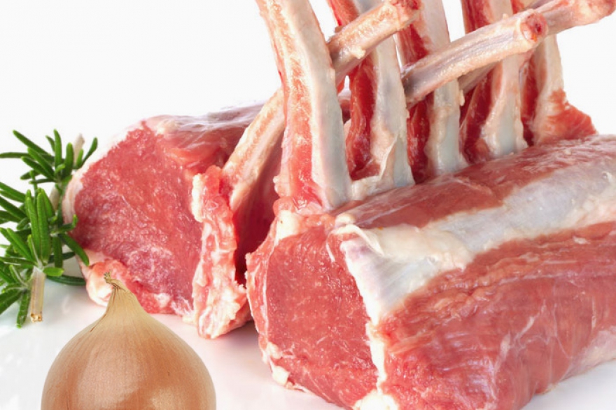 Картофельный суп с корейкой барашка, поп-корном из гречи, яйцом пашот и хрустящим луком Евгений Викентьев, шеф-повар гастробара «Винный шкаф» Гречу от