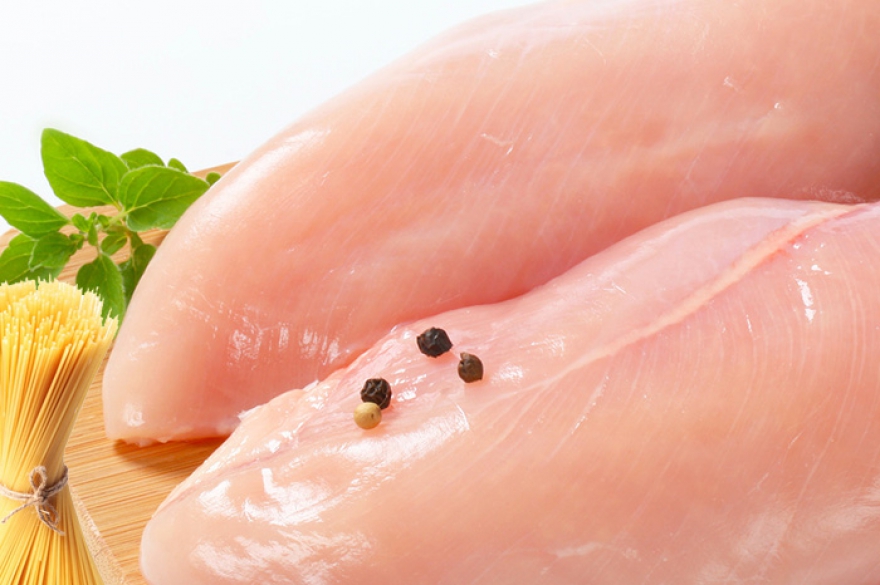 Пирог-лапшевник с курицей и овощами Алмаз Искаков, шеф-повар ресторана Jerome В кастрюлю наливаем воду, минимум в два раза больше, чем вермишели. Как