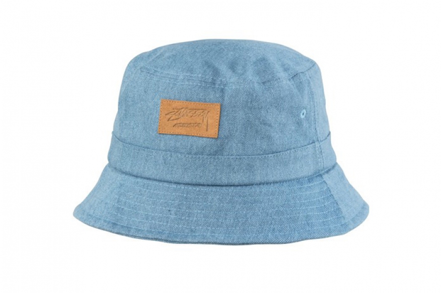 Stussy, 2 500 рублей (urbanoutfitters.com) От люксовых брендов — к стритовым. Для большего вау-эффекта носить такую панаму мужчинам полагается со