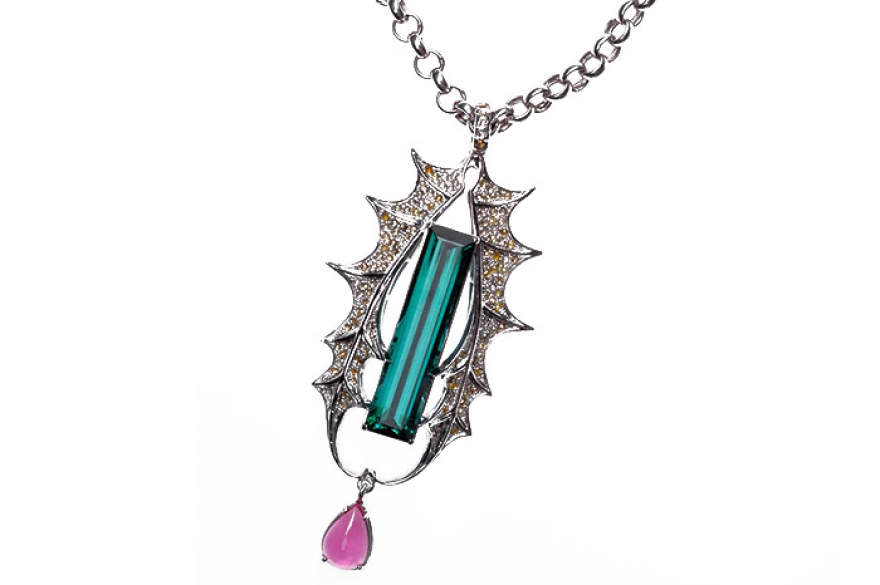 Muse, Anna Nikolaeva Из плотнозатканной бриллиантами золотой подвески освобождается, как имаго из куколки, огромный зеленый турмалин весом почти 8