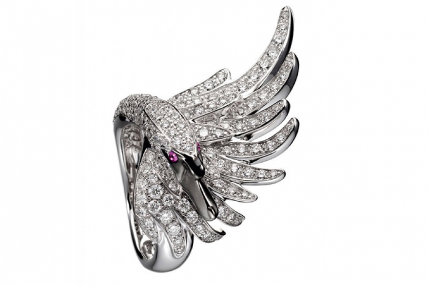 Cypris, Boucheron Лебедь из черного и черненого золота придирчиво осматривает рубиновыми глазами свое одеяние из 183 бриллиантов кругло огранки.