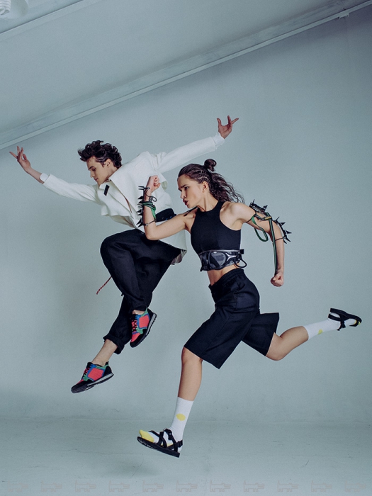 На Алексее: куртка IRFE, пояс Maison Margiela, кроссовки Gucci (ДЛТ), брюки D.Gnak (Tramontana) На Евгении: топ Alexander Wang (ДЛТ), альпинистские