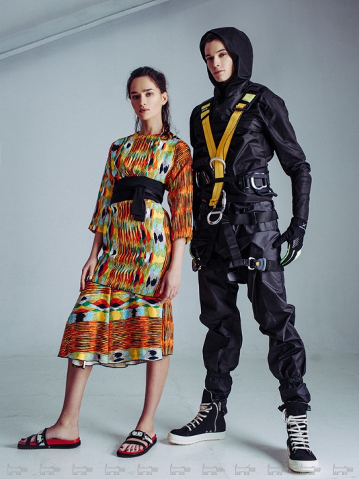 На Евгении: платье, юбка Celine, пояс St. John, сандалии Alexander McQueen (ДЛТ) На Алексее: ветровка Create, кроссовки Rick Owens (ДЛТ), перчатки