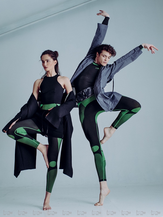 На Евгении: топ и шорты Alexander Wang (ДЛТ), легинсы Arc'teryx (Tramontana), пальто Maison Margiela (Maison Martin Margiela) На Алексее: легинсы и