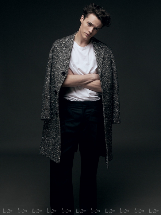 Футболка Hugo Boss, пальто Saint Laurent, брюки Givenchy, кроссовки Gucci (ДЛТ)