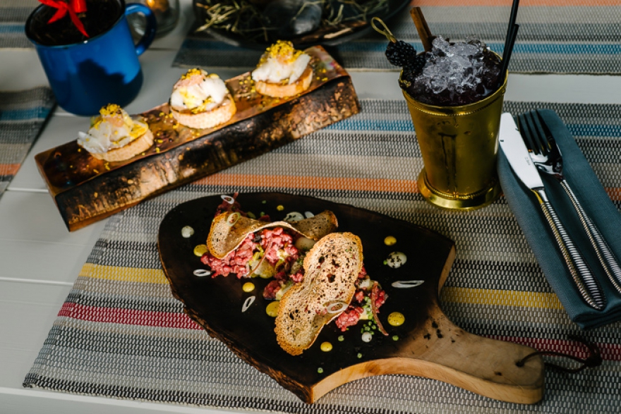Мясной тартар и брускетта с мурманской треской