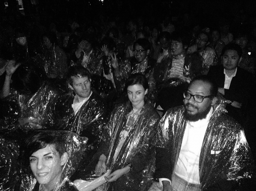 Люблю эту фотографию, потому что тут крутые музыканты и продюсеры сидят в пакетах (на самом деле, это дождевики, и мы на крутом концерте посреди пруда