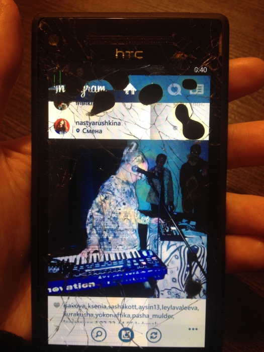 Фотография на битый телефон подруги с моего первого сольного концерта. Концерт был тайный, только для друзей, и состоялся в Казани. Помню, у меня