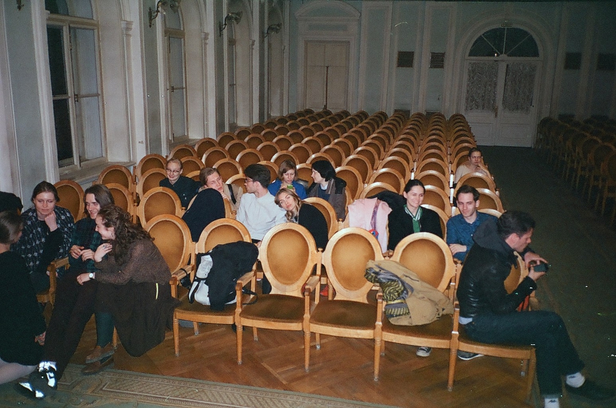 Это март 2014. Scratch Orchestra прогоняет пятый параграф «Великого учения» Кардью в рахманиновском зале московской консерватории. Концерт ночной (и