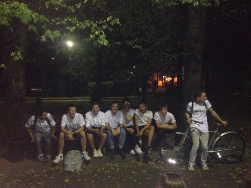 Кодовое название этой фотографии «уайт сенсейшн». Это мой день рождения, 1 августа. После того, как все парни сели в ряд на одной скамейке, а девчонки