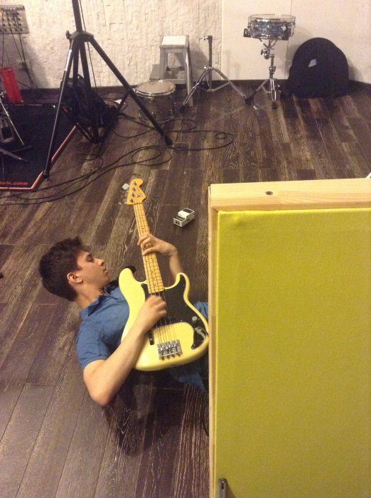 Половина басиста Glintshake — Егора Саргсяна. Мы пишем ипишку Nano Banana живьем на студии Xuman. Через пару дней у меня перелет в Tокио на RBMA