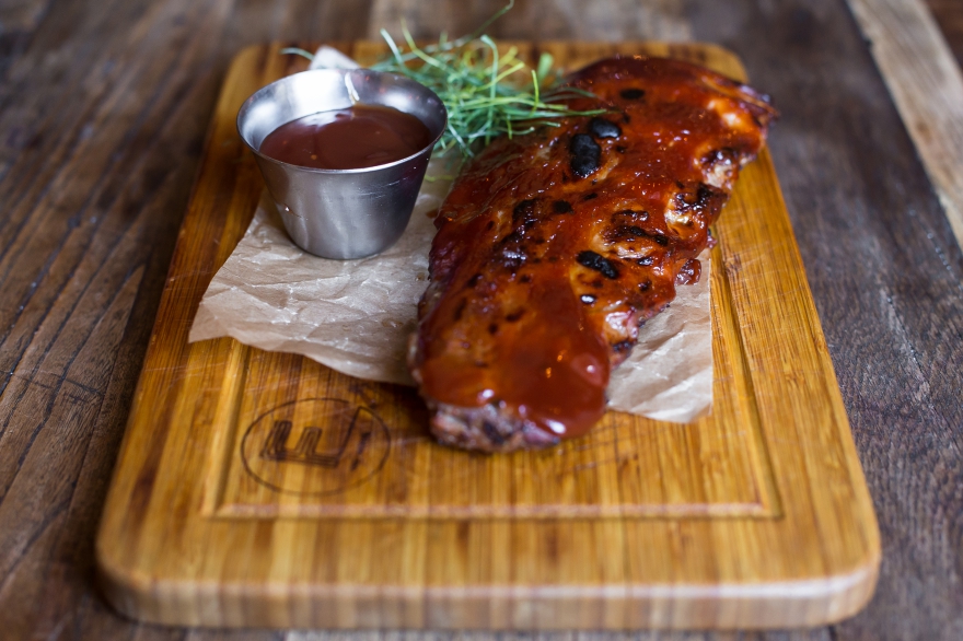 Ребрышки на гриле в кисло-сладком соусе.