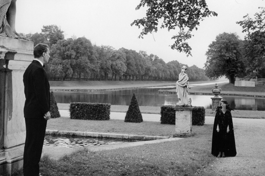 Фильм «В прошлом году в Мариенбаде» можно смотреть бесконечно, хотя бы ради костюмов от Коко Шанель и бесподобной работы оператора Саша Верни.