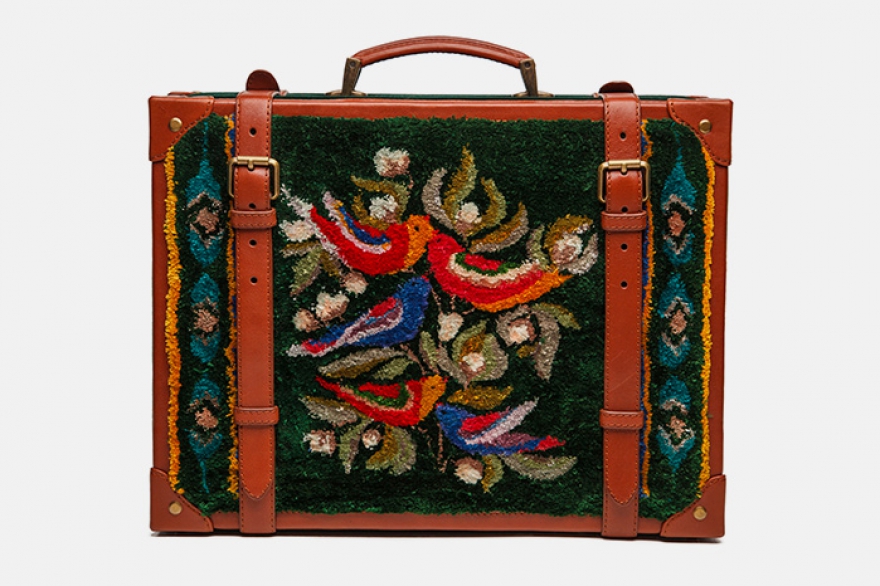 Чемодан из коллекции Ulyana Sergeenko Couture весналето 2014, расшитый вручную в ковровой технике.