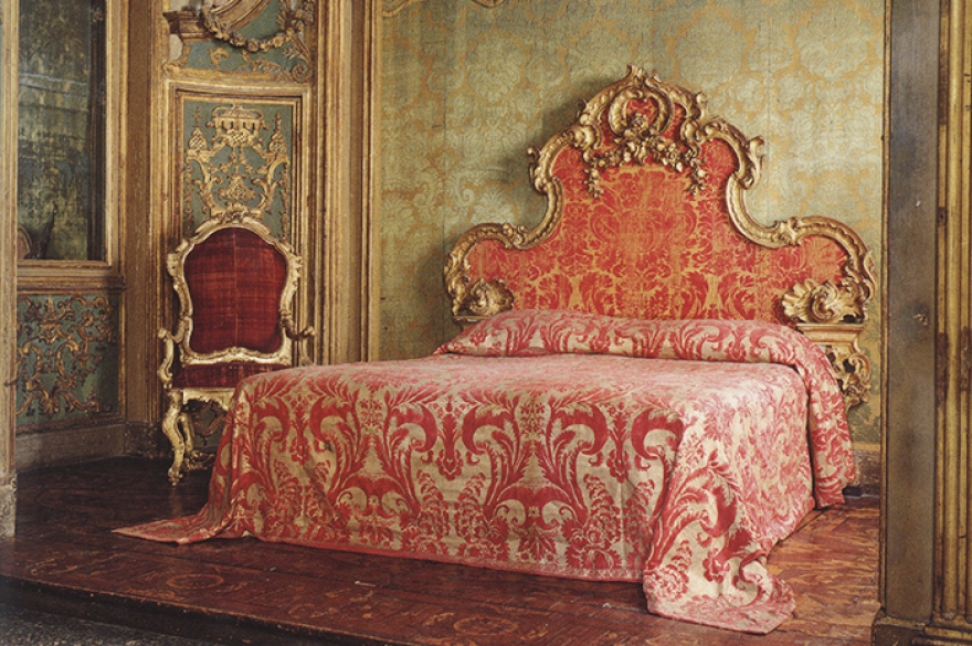 В спальне из венецианского дворца Сагредо мне нравится идеальное соотношение красного и зеленого, это просто верх совершенства.