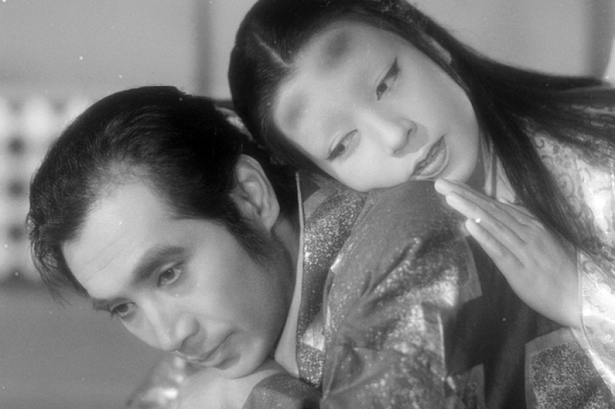 «Сказки туманной луны после дождя» (1953) На фоне разорительной феодальной войны в Японии XVI века двое друзей одержимы тщеславием. Нищий гончар вдруг
