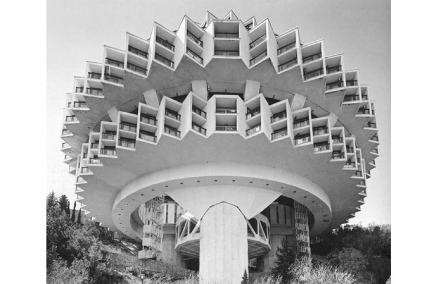 Архитектура Советский конструктивизм, нью-йоркские небоскребы конца 1920-х — начала 1930-х годов — меня дико привлекают концепт, формы, гигантизм. Ты