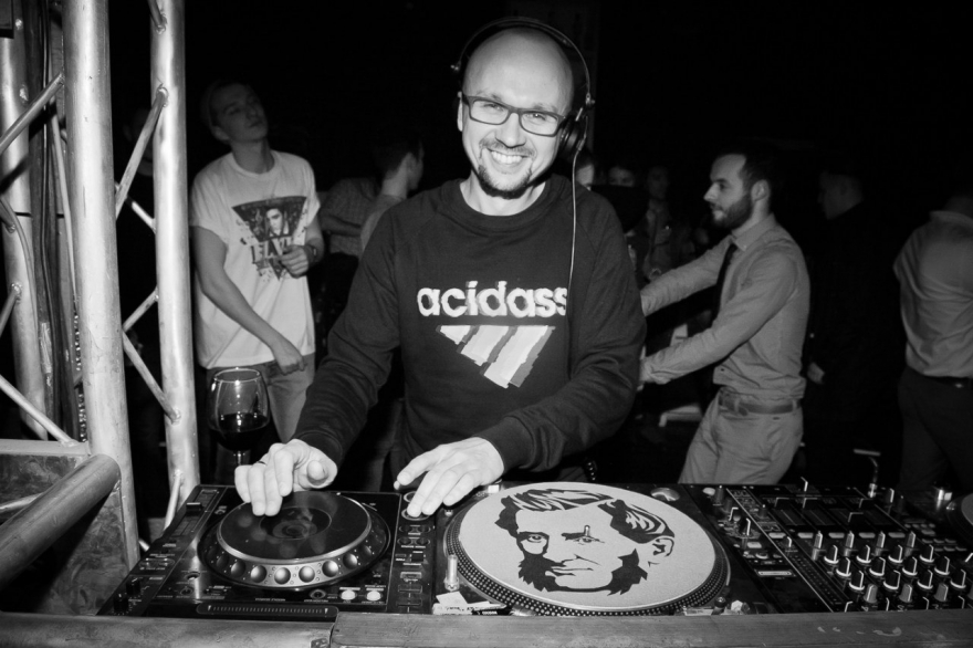 Сергей Санчес (Sergey Sanchez), организатор "Четвергов Санчеса" в "Пропаганде" Трек дня: Justin Jay - You Give Me Butterflies Я остался очень доволен