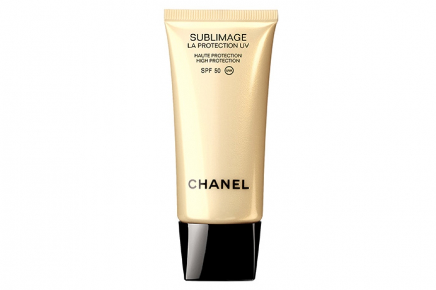 Sublimage La Protection UV Chanel Пока солнцезащитные фильтры выстраиваются в заставу, UV-комплекс в арьергарде восстанавливает повреждения кожи. В