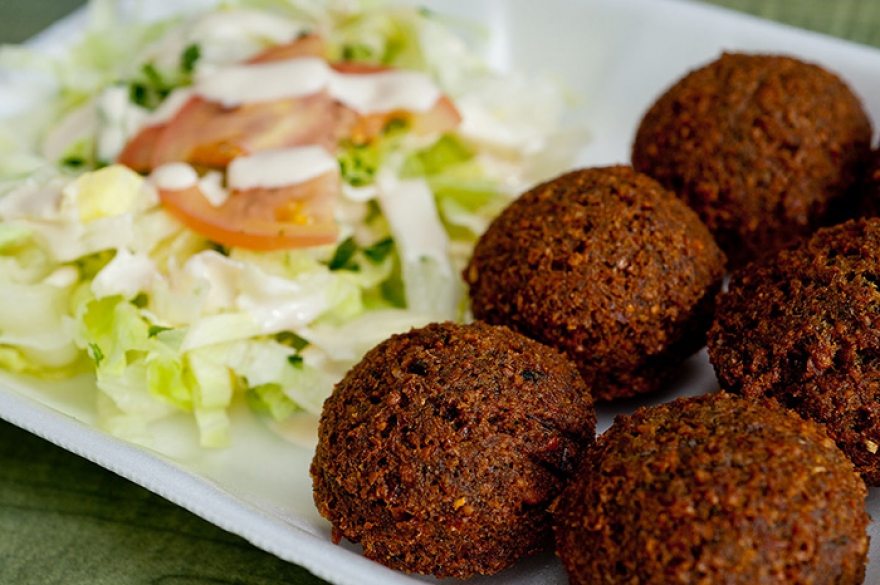 Фалафель в Falafel King Все профессиональные любители фалафеля подтверждают, что самый настоящий и вкусный — в круглосуточном миниатюрном кафе на
