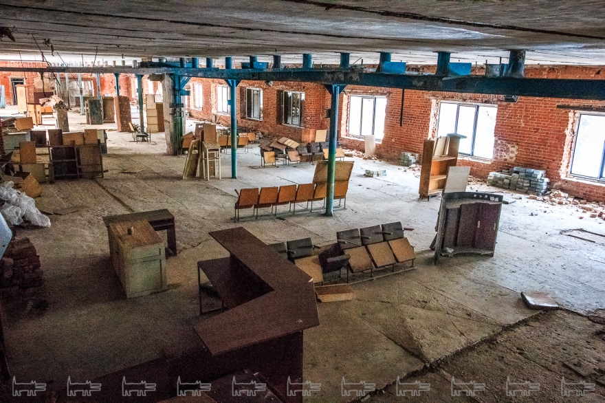 На втором этаже иногда играет в лазертег.