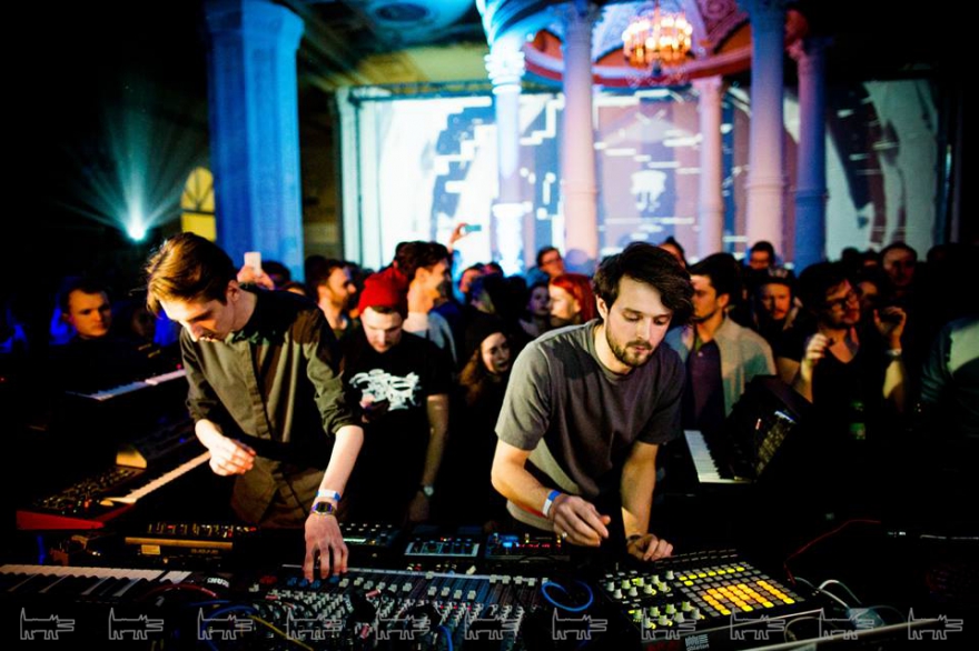 Пятница, 17 апреля В баре «Соль» состоится живое выступление Poima. Это электронный проект Саши Лестюхина и Семена Caspian Kid, который моментально