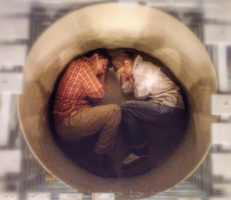 Вторник, 14 апреля «Театр.Акт» представляет постановку по пьеса Ивана Вырыпаева «Летние осы кусают нас даже в ноябре». Сюжет абсурден и прост. Марк