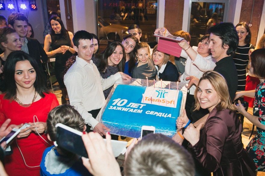 Кадры с празднования собственного дня рождения.