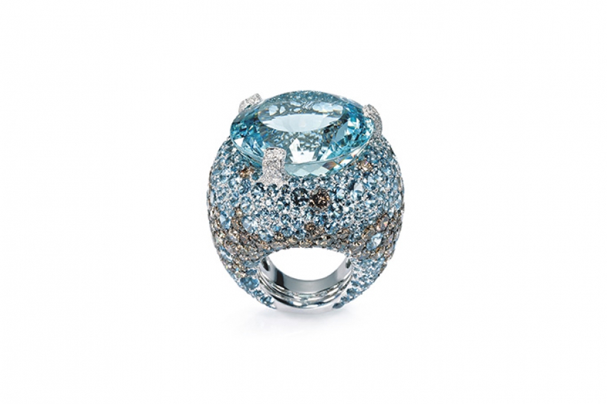 Melody of Colours, De Grisogono Реванш за невидимые в драгоценном полотне стежки из белого золота берут огромные крапаны с инкрустацией, которые, как