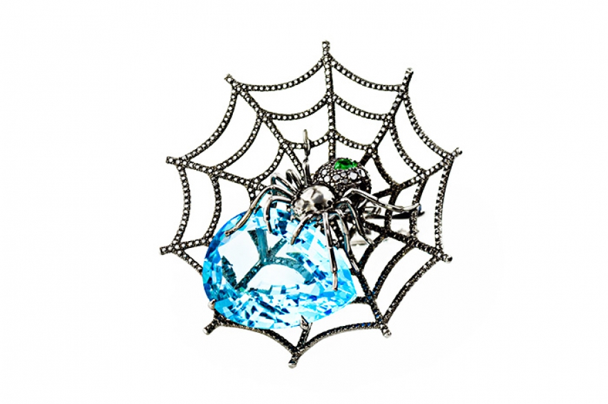 Jungle Fever, Crow's Nest Свою прелесть — исполинский топаз — охраняет паук из белого золота, покрытый вместо хитина родием с бриллиантами.