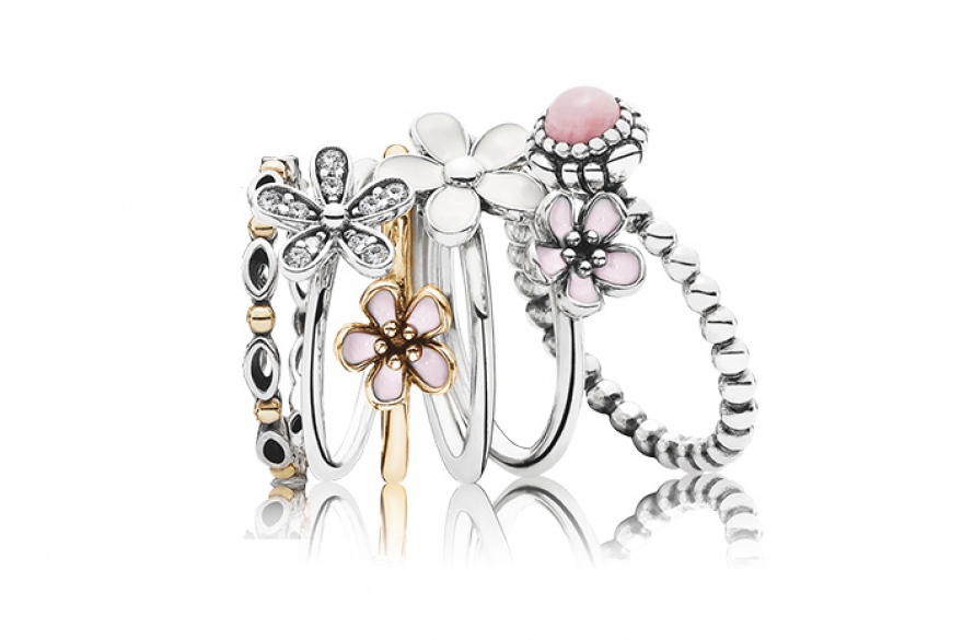 Pandora Весенний квест дизайнеров Pandora — собирать букеты не из цветов, а из колец. Результат обучения на курсах флористики будет эффектней, если