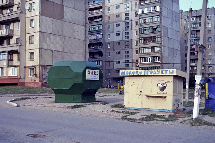 Тысячи и тысячи коммерческих киосков появились, как грибы после ливня, в самом начале 90-х годов, на волне гайдаровской либерализации цен. Но их