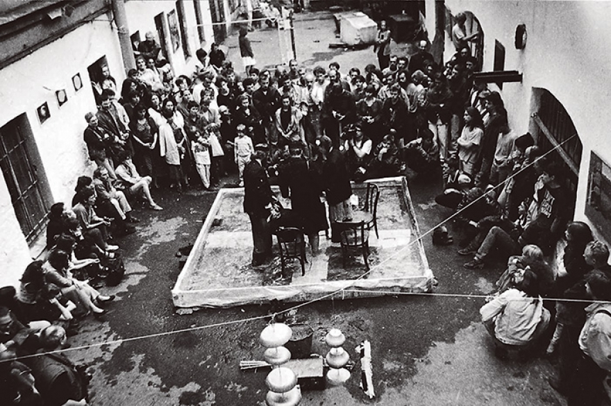 Богемные сквоты в конце 80-х стали естественной формой существования андеграундных художников, музыкантов, будущих диджеев и дизайнеров и другой