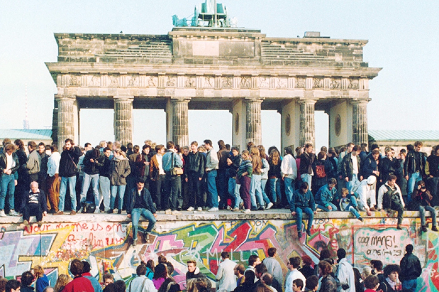 Берлинская стена длиной в полторы сотни километров, была разрушена толпой 9 ноября 1989. Это стало не только концом почти трех десятилетий разделения