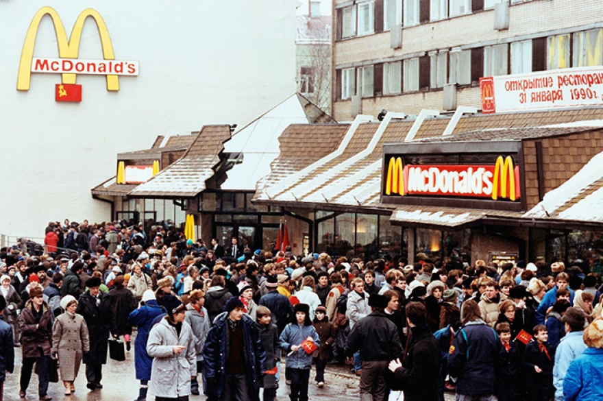 Чтобы припасть к главному источнику радостей демократического Запада, часами стояли в очереди: бургеры были самым желанным гастровпечатлением, на