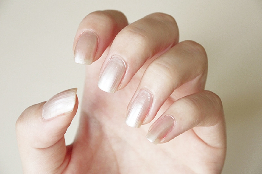 Это сейчас под базовым макияжем понимают тени-нюд, карандаш для бровей и тон: тридцать лет назад повседневный макияж строился вокруг перламутровой