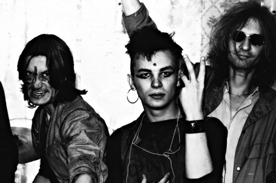 Главные герои перестройки — не депутаты, генсеки и первые кооператоры, а субкультурная молодежь: панки, рокеры, металлисты, уцелевшие хиппи, стиляги и