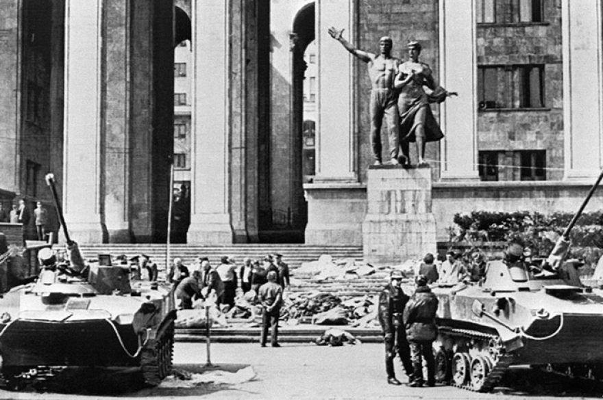 9 апреля 1989 года мирный оппозиционный митинг в Тбилиси был жестоко разогнан солдатами внутренних войск СССР: 19 человек погибли, несколько сотен
