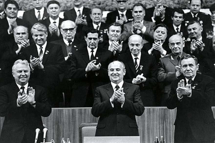 Генеральный секретарь ЦК КПСС, а впоследствии первый и последний советский президент Михаил Горбачев — главный архитектор перестройки и кумир западных