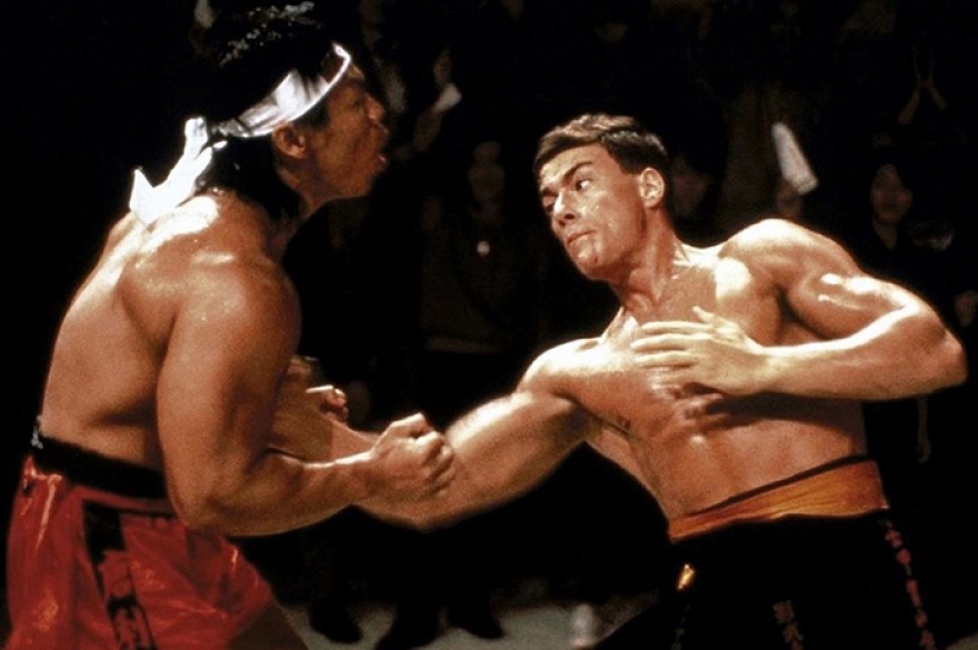 В видеосалонах эпохи крутили образцовый кич: от кунг-фу молотилова до эротических мелодрам вроде «Греческой смоковницы».