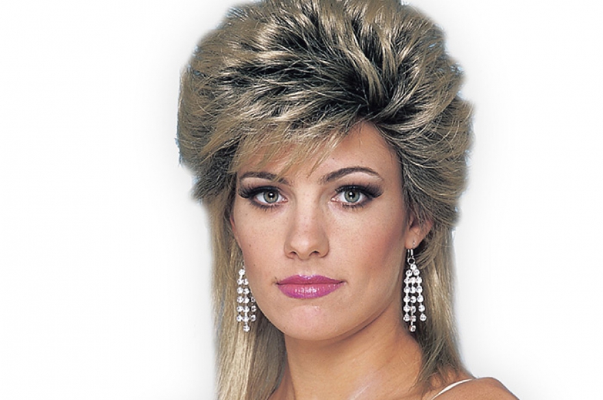 Бьюти-тренд конца 1980-х и 1990-х — химическая завивка. Важное условие: волосы смотрятся эффектнее, если мелкие кудри вдобавок начесать.