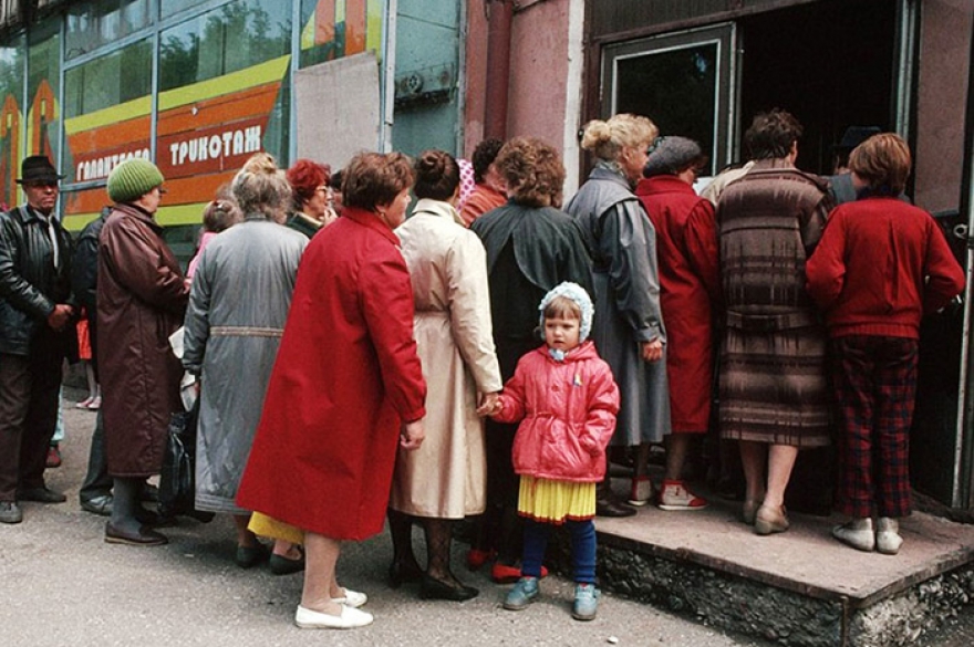 Естественный атрибут эпохи тотального дефицита, повсеместные очереди. В хвост любой людской шеренги торопливо пристраивались с дежурным вопросом: «А