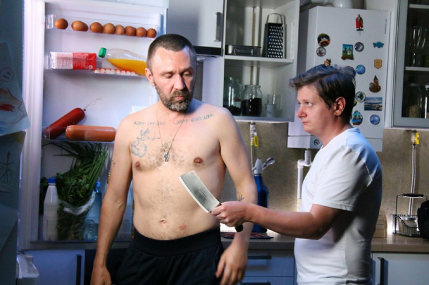 «Приличные люди» В загородном доме школьной учительницы физики (звезда «Женского Comedy» Наталья Медведева) объявляется мелкий уголовник, якобы