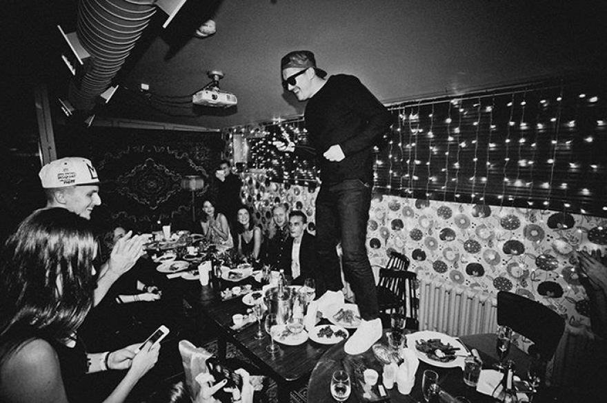 Федор Крылов aka Kto DJ? торжественно зачитывает поздравления и пожелания друзьям на Новый, 2015 год.