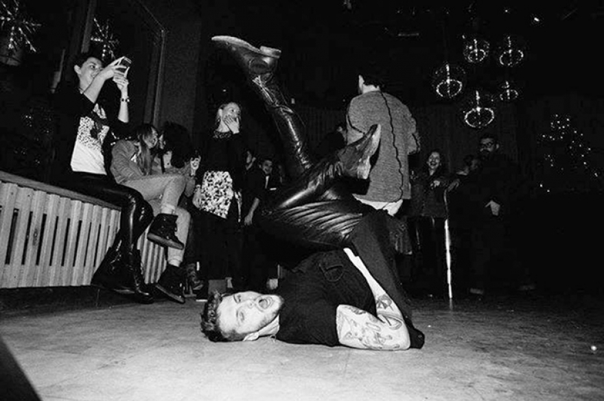 Оскар Ренкель продолжает дело гуру акробатики на барной стойке, пиарщика и писателя Рината Умярова: всенародно обозначил тренд на инстаграм-фото с