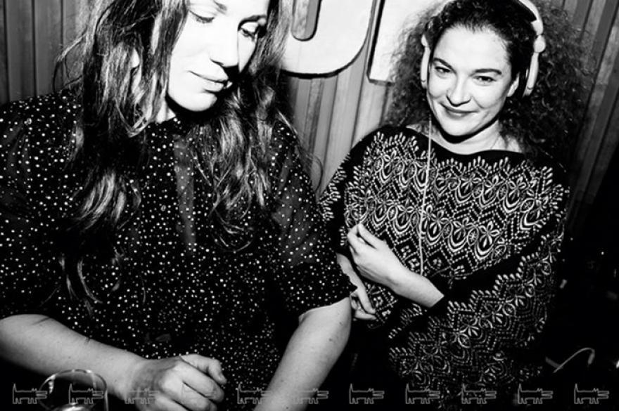 «Собака.ru» качает: главный редактор Яна Милорадовская и директор отдела моды Ксения Гощицкая на фирменной вечеринке Popcorn бармена Саши Болтяна, с