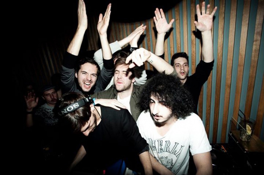 15 московских диджеев приехало на 7-дневный новогодний марафон в «Дом быта». В канун нового 2012 года оказалось, что ни у одного из них нет игл для